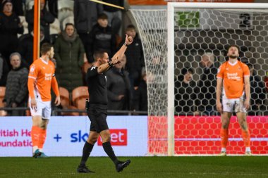 Hakem Scott Tallis, 11 Mart 2025 'te Bloomfield Road, Blackpool, İngiltere' de oynanan Sky Bet Lig 1 karşılaşmasında skoru 0-1 yapması yönündeki tebliğden sonra golü attı.