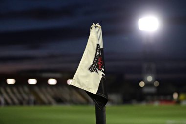 Blundell Park 'ta Blundell Park' ta 11 Mart 202 'de Grimsby Town, Blundell Park, Cleethorpes' ta Notts County 'ye karşı oynadığı maçtan önceki köşe bayrağı.