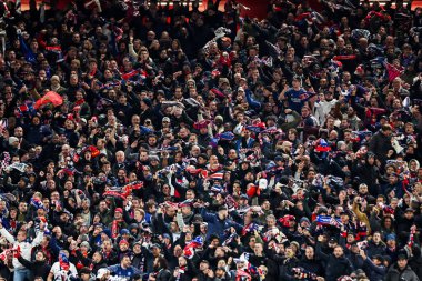 Paris Saint-Germain taraftarları takımın UEFA Şampiyonlar Ligi 'nde attığı ilk golü kutluyorlar. Son 16 maç Liverpool ile Paris Saint-Germain Anfield, Liverpool, İngiltere' de, 11 Mart 2025