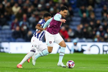 Burnley 'den CJ Egan-Riley 11 Mart 2025' te Burnley, Burnley-West Bromwich Albion maçında öne doğru süzülüyor.