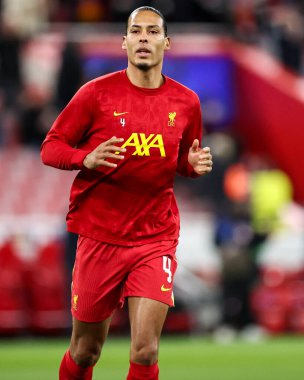 Liverpool 'dan Virgil van Dijk, UEFA Şampiyonlar Ligi' nden önce ısınıyor. Son 16 maç Liverpool 'a karşı Paris Saint-Germain Anfield, Liverpool, İngiltere, 11 Mart 2025