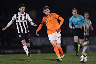 Notts County 'den Conor Grant, Grimsby Town' dan Gza Dvid Turi 'den baskı görüyor. 11 Mart 2025' te Blundell Park, Cleethorpes, İngiltere 'deki Grimsby Town - Notts County maçında.