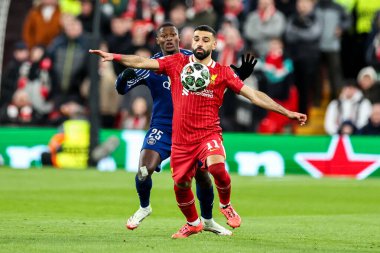 Liverpool 'lu Mohamed Salah, UEFA Şampiyonlar Ligi son 16 maçında Paris Saint-Germain' e karşı Anfield, Liverpool, Birleşik Krallık, 11 Mart 2025 'te oynanan maçta Paris Saint-Germain' den Nuno Mendes 'in baskısı altında.