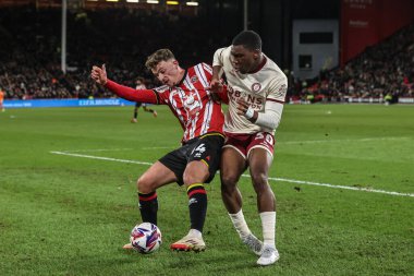 Sheffield United 'dan Harrison Burrows ve Bristol City' den Sinclair Armstrong 11 Mart 2025 'te Bramall Lane, Sheffield, İngiltere' de oynanan Sky Bet Şampiyonası maçında top için mücadele ettiler.