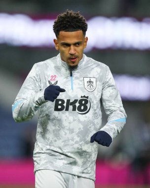 Burnley 'den Marcus Edwards, 11 Mart 2025' te Burnley, Burnley-West Bromwich Albion maçında ısınıyor.