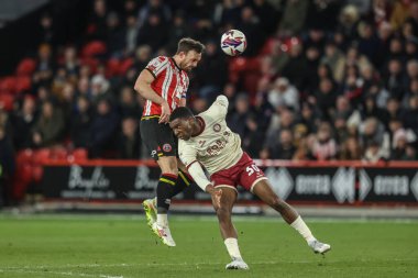 Sheffield United takımından Jack Robinson, 11 Mart 2025 'te İngiltere' nin Sheffield Lane kentindeki Bristol City 'de oynanan Sky Bet Şampiyonası maçında Sinclair Armstrong' dan yüksek topu almak için sıçradı.