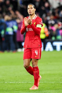 Liverpool 'dan Virgil van Dijk, UEFA Şampiyonlar Ligi yenilgisinin ardından taraftarları kabul ediyor. Liverpool' un Paris Saint-Germain 'e karşı oynadığı son 16 maç, Anfield, Liverpool, İngiltere' de 11 Mart 2025 'te oynanan karşılaşma.