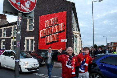 Taraftarlar, UEFA Şampiyonlar Ligi 'nden önce Anfield' e vardılar. Son 16 maç Liverpool-Paris Saint-Germain maçı Anfield, Liverpool, İngiltere, 11 Mart 2025