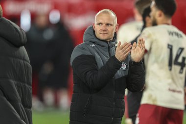 Bristol City 'den Liam Manning, 11 Mart 2025' te Bramall Lane, Sheffield, İngiltere 'de oynanan Sky Bet Şampiyonası maçından sonra taraftarları alkışlıyor.