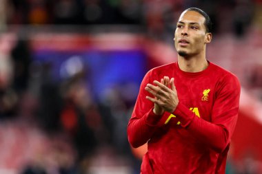 Liverpool 'dan Virgil van Dijk, UEFA Şampiyonlar Ligi' nden önceki taraftarları kabul ediyor. Son 16 maç Liverpool-Paris Saint-Germain maçı, Anfield, Liverpool, İngiltere, 11 Mart 2025