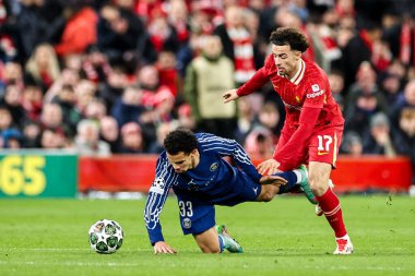 Paris 'ten Warren Zaire-Emery Liverpool Şampiyonlar Ligi son 16 maçında Liverpool' a karşı Paris Saint-Germain Anfield, Liverpool, Birleşik Krallık, 11 Mart 2025 'te oynanan Liverpool Şampiyonlar Ligi karşılaşmasında Liverpool' lu Curtis Jones 'a meydan okudu.