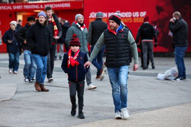 Taraftarlar, UEFA Şampiyonlar Ligi 'nden önce Anfield' e vardılar. Son 16 maç Liverpool-Paris Saint-Germain maçı Anfield, Liverpool, İngiltere, 11 Mart 2025
