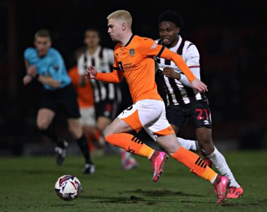 Notts County 'den Charlie Whitaker Grimsby Town' dan Tyrell Warren 'dan baskı görüyor. 11 Mart 2025' te Blundell Park, Cleethorpes, İngiltere 'deki Grimsby Town - Notts County maçında.
