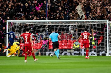 Paris Saint-Germain 'den Ousmane Dembele UEFA Şampiyonlar Ligi' nde 0-1 'lik skorla son 16 maç Liverpool' un Paris Saint-Germain 'e karşı Anfield, Liverpool, İngiltere' de 11 Mart 2025 'te oynadığı maçta