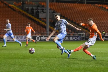 Blackpool 'dan Sonny Carey, 11 Mart 2025' te Bloomfield Road, Blackpool, İngiltere 'de oynanan Blackpool-Cambridge United maçında kalede şut çekiyor.