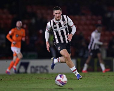 Grimsby Town takımından Callum Ainley 11 Mart 2025 'te Blundell Park, Cleethorpes' ta Grimsby Town 'a karşı Notts County maçında