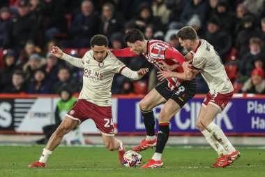 Sheffield United takımından Kieffer Moore, Bristol City 'den Haydon Roberts ve Bristol City' den Joe Williams 'ı 11 Mart 2025' te Bramall Lane, Sheffield, İngiltere 'de oynanan Bristol City maçında geride bıraktı.