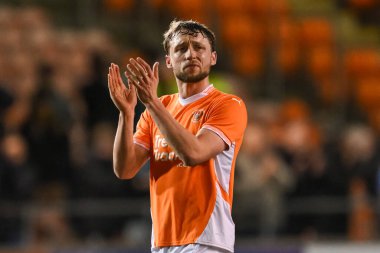 Blackpool 'dan Matthew Pennington, 11 Mart 202' de Bloomfield Road, Blackpool 'da oynanan Blackpool-Cambridge United maçının sonunda taraftarları alkışlıyor.