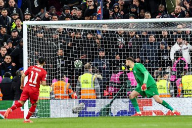 Liverpool 'dan Muhammed Salah, takımın ilk penaltısını UEFA Şampiyonlar Ligi' nde attı Son 16 maç Liverpool-Paris Saint-Germain maçı Anfield, Liverpool, İngiltere 'de, 11 Mart 2025