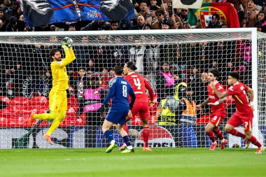 Liverpool 'dan Alisson Becker UEFA Şampiyonlar Ligi' nde son 16 maçta Liverpool, Anfield, Liverpool 'da Paris Saint-Germain' e karşı, 11 Mart 2025 'te bir kurtarış yaptı.