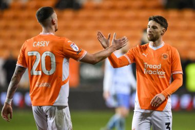 Blackpool 'dan James Husband ve Blackpool' dan Oliver Casey, 11 Mart 2025 'te Bloomfield Road, Blackpool' da oynanan Blackpool-Cambridge maçının sonunda el sıkışıyor.