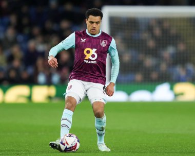 Burnley 'den CJ Egan-Riley 11 Mart 2025' te Burnley, Burnley, Burnley 'de West Bromwich Albion' a karşı oynadığı Gökyüzü İddia Şampiyonası maçında topu ayaklarının dibine aldı.