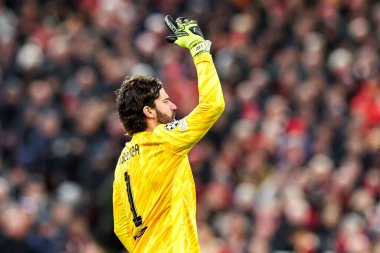 Liverpool 'dan Alisson Becker takım talimatlarını UEFA Şampiyonlar Ligi' nde verir Son 16 maç Liverpool 'a karşı Paris Saint-Germain Anfield, Liverpool, İngiltere' de, 11 Mart 2025