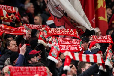 Taraftarlar, UEFA Şampiyonlar Ligi 'nden önce asla yalnız yürümeyeceğinize dair imza attılar Son 16 maç Liverpool' a karşı Paris Saint-Germain Anfield, Liverpool, İngiltere, 11 Mart 2025