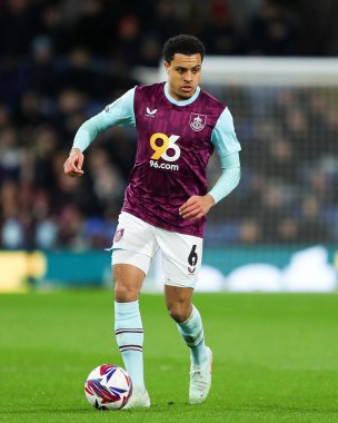 Burnley 'den CJ Egan-Riley 11 Mart 2025' te Burnley, Burnley-West Bromwich Albion maçında öne doğru süzülüyor.