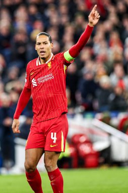Liverpool 'dan Virgil van Dijk takım talimatlarını UEFA Şampiyonlar Ligi' nde verir Son 16 maç Liverpool 'a karşı Paris Saint-Germain Anfield, Liverpool, İngiltere' de, 11 Mart 2025