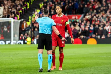 Hakem Istvan Kovacs, Liverpool Şampiyonlar Ligi 'nde Virgil van Dijk' e konuştu. Liverpool 'un Paris Saint-Germain' e karşı oynadığı son 16 maç Anfield, Liverpool, İngiltere, 11 Mart 2025