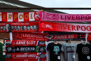 UEFA Şampiyonlar Ligi öncesinde Anfield dışındaki malların detaylı bir görüntüsü Son 16 maç Liverpool - Paris Saint-Germain Anfield, Liverpool, İngiltere, 11 Mart 2025