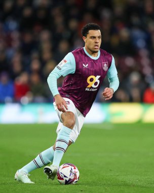 Burnley 'den CJ Egan-Riley 11 Mart 2025' te Burnley, Burnley, Burnley 'de West Bromwich Albion' a karşı oynadığı Gökyüzü İddia Şampiyonası maçında ileri doğru süzülüyor.
