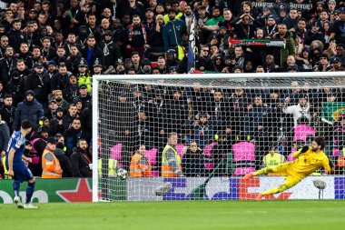 Paris 'ten Goncalo Ramos Saint-Germain, UEFA Şampiyonlar Ligi' nde dördüncü penaltıyı atıyor. Son 16 maç Liverpool 'a karşı Paris Saint-Germain Anfield, Liverpool, İngiltere, 11 Mart 2025