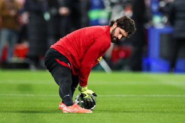 Liverpool 'dan Alisson Becker, UEFA Şampiyonlar Ligi' nden önce ısınıyor Son 16 maç Liverpool-Paris Saint-Germain maçı Anfield, Liverpool, İngiltere, 11 Mart 2025