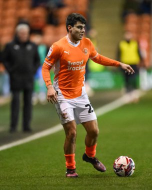 Blackpool 'dan Rob Apter, 11 Mart 202' de Bloomfield Road, Blackpool, İngiltere 'de oynanan Blackpool-Cambridge United maçında topla bir çıkış yaptı.