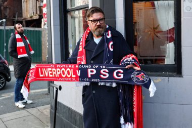 Anfield dışında eşarp satan bir satıcı UEFA Şampiyonlar Ligi 'nden önce son 16 maç Liverpool - Paris Saint-Germain Anfield, Liverpool, İngiltere' de 11 Mart 2025 'te