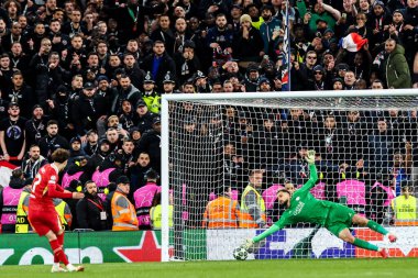Paris 'ten Gianluigi Donnarumma UEFA Şampiyonlar Ligi' nde Curtis Jones 'u kurtardı Son 16 maç Liverpool' a karşı Paris Saint-Germain Anfield, Liverpool, İngiltere, 11 Mart 2025 'te