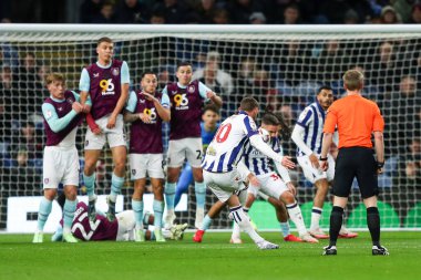 West Bromwich Albion takımından John Swift, 11 Mart 2025 'te Burnley ile West Bromwich Albion arasındaki Gökyüzü İddia Şampiyonası maçında serbest atış yaptı ve 1-0 yaptı.
