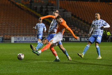 Blackpool 'dan Sonny Carey, 11 Mart 2025' te Bloomfield Road, Blackpool, İngiltere 'de oynanan Blackpool-Cambridge United maçında kalede şut çekiyor.