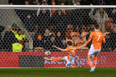 Blackpool 'dan Matthew Pennington 11 Mart 2025' te Bloomfield Road, Blackpool 'da oynanan Blackpool-Cambridge United maçında topu gol çizgisinden temizlemeye çalışıyor.