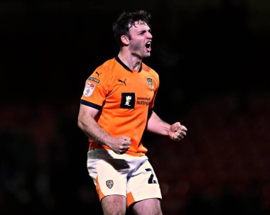 Notts County 'den Nicholas Tsaroulla, 11 Mart 2025' te İngiltere 'nin Cleethorpes kentinde oynanan Grimsby Town - Notts County maçı sonrasında taraftarlarını kutluyor.