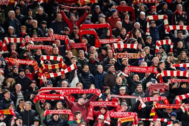 Taraftarlar, UEFA Şampiyonlar Ligi 'nden önce asla yalnız yürümeyeceğinize dair imza attılar Son 16 maç Liverpool' a karşı Paris Saint-Germain Anfield, Liverpool, İngiltere, 11 Mart 2025