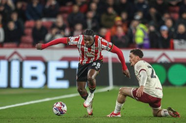 Sheffield United takımından Femi Seriki, Bristol City 'den Haydon Roberts' ın baskısıyla 11 Mart 2025 'te Bramall Lane, Sheffield, İngiltere' de oynanan ve Bristol City 'ye karşı oynanan Gökyüzü İddia Şampiyonası maçında topu bırakıyor.