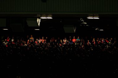 Liverpool taraftarları UEFA Şampiyonlar Ligi 'nde son 16 maçta Liverpool, Anfield, Liverpool' da Paris Saint-Germain 'e karşı, 11 Mart 2025' te maçı izliyorlar.