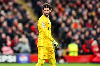Liverpool 'dan Alisson Becker, UEFA Şampiyonlar Ligi' nde son 16 maçta Liverpool, Anfield, Liverpool 'da Paris Saint-Germain maçına bakıyor.