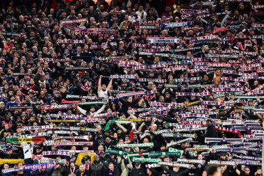 Paris Saint-Germain taraftarları eşarplarını UEFA Şampiyonlar Ligi sırasında kaldırdılar Son 16 maç Liverpool - Paris Saint-Germain Anfield, Liverpool, İngiltere, 11 Mart 2025