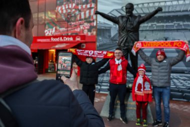 Taraftarlar, UEFA Şampiyonlar Ligi 'nden önce Anfield' e vardılar. Son 16 maç Liverpool-Paris Saint-Germain maçı Anfield, Liverpool, İngiltere, 11 Mart 2025
