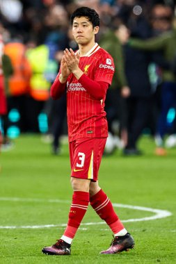 Liverpool 'dan Wataru Endo, takımların UEFA Şampiyonlar Ligi yenilgisinin ardından taraftarları kabul ediyor. Liverpool' un Paris Saint-Germain 'e karşı oynadığı son 16 maç, Anfield, Liverpool, İngiltere' de 11 Mart 2025 'te oynanan karşılaşma.