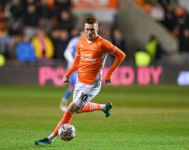 Blackpool 'dan Sonny Carey, 11 Mart 202' de Bloomfield Road, Blackpool 'da oynanan Blackpool-Cambridge United maçında topla bir çıkış yaptı.